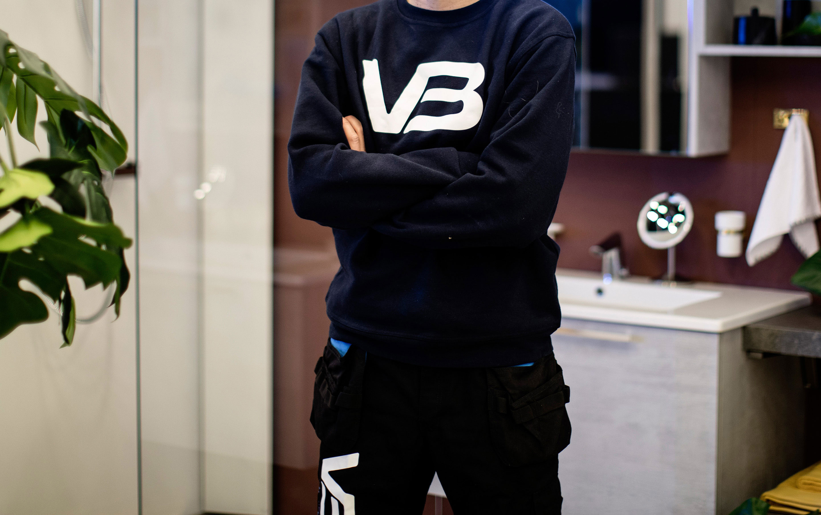 VB medarbeidere har på seg en mørkeblå genser med bedriftslogo